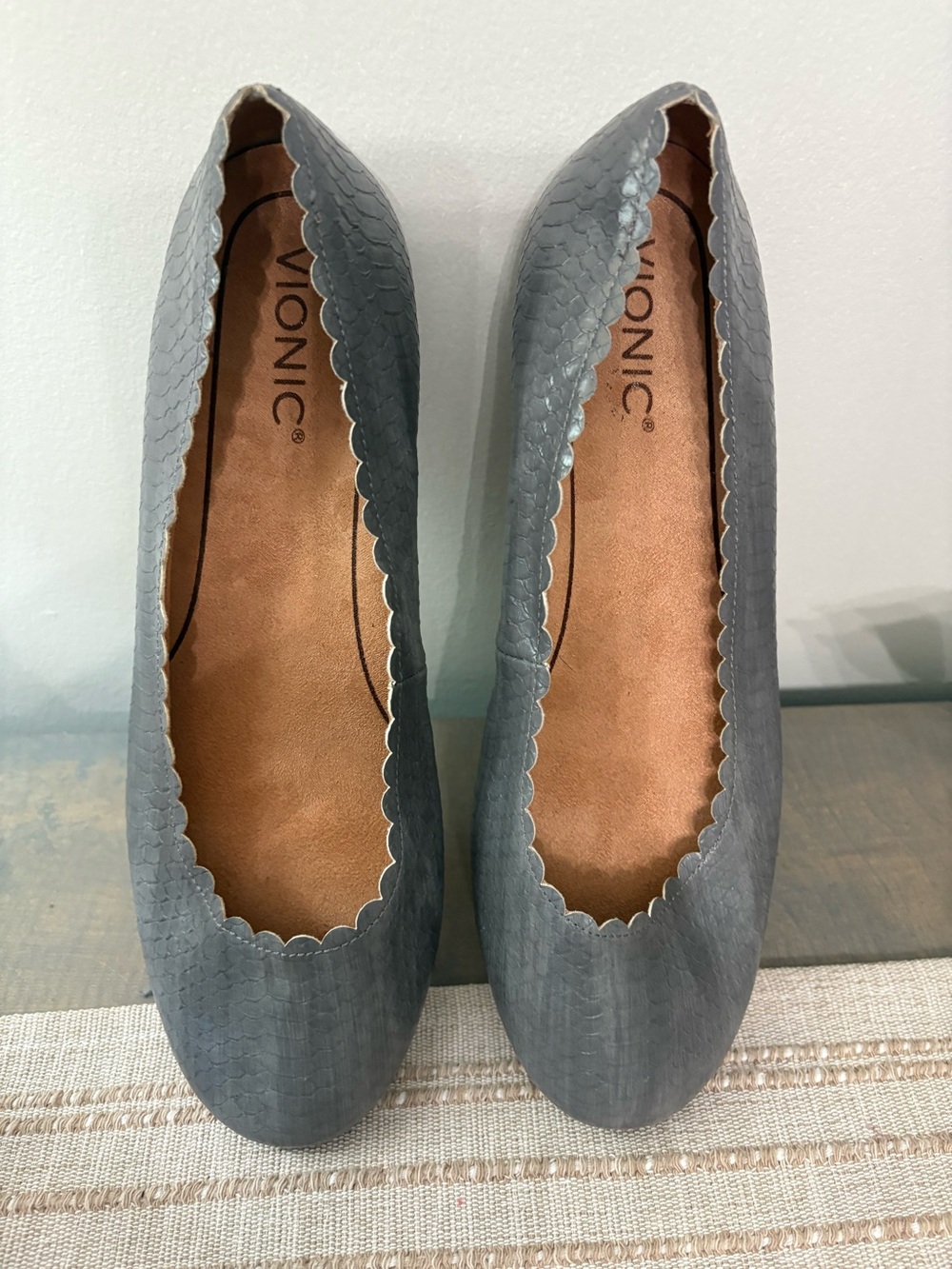 Vionic Women's Julieta Flats Size 9 Ballet Flats Gray Leather Scalloped Shoe EUC